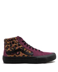 dunkelrote hohe Sneakers aus Segeltuch mit Leopardenmuster