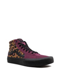 dunkelrote hohe Sneakers aus Segeltuch mit Leopardenmuster von Vans