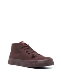 dunkelrote hohe Sneakers von Camper