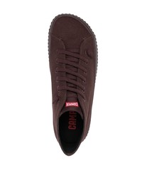 dunkelrote hohe Sneakers von Camper