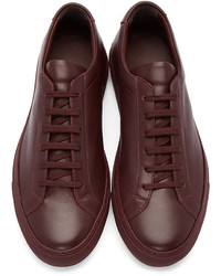 dunkelrote Leder niedrige Sneakers von Common Projects