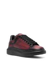 dunkelrote Leder niedrige Sneakers von Alexander McQueen