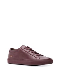 dunkelrote Leder niedrige Sneakers von Common Projects