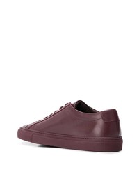 dunkelrote Leder niedrige Sneakers von Common Projects