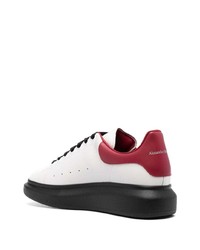 dunkelrote Leder niedrige Sneakers von Alexander McQueen