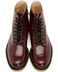 dunkelrote Lederstiefel von Common Projects