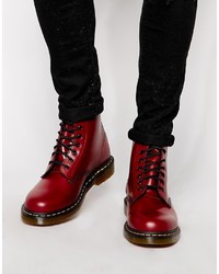 dunkelrote Lederstiefel von Dr. Martens