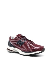 dunkelrote niedrige Sneakers von New Balance