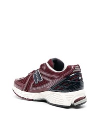 dunkelrote niedrige Sneakers von New Balance