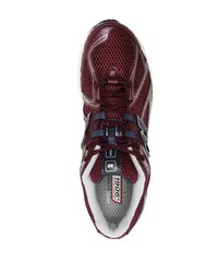 dunkelrote niedrige Sneakers von New Balance