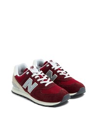 dunkelrote niedrige Sneakers von New Balance