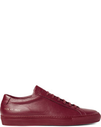 dunkelrote niedrige Sneakers von Common Projects