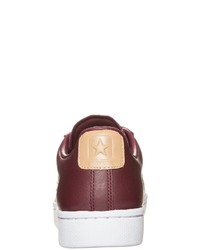 dunkelrote niedrige Sneakers von Converse