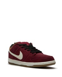 dunkelrote niedrige Sneakers von Nike