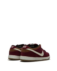 dunkelrote niedrige Sneakers von Nike