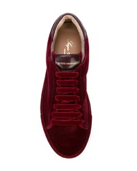 dunkelrote niedrige Sneakers von Sergio Amaranti