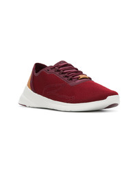 dunkelrote niedrige Sneakers von Lacoste