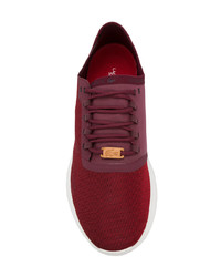 dunkelrote niedrige Sneakers von Lacoste