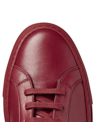 dunkelrote niedrige Sneakers von Common Projects