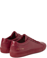 dunkelrote niedrige Sneakers von Common Projects