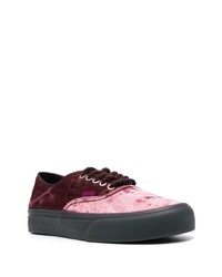 dunkelrote niedrige Sneakers von Vans