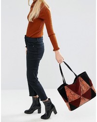 dunkelrote Shopper Tasche aus Wildleder mit Flicken von Asos