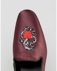 dunkelrote Slipper mit Schlangenmuster von Asos