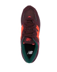 dunkelrote Sportschuhe von New Balance