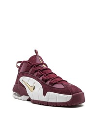 dunkelrote Sportschuhe von Nike