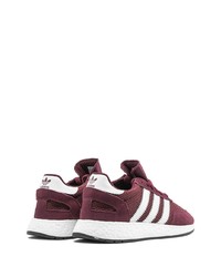 dunkelrote Sportschuhe von adidas