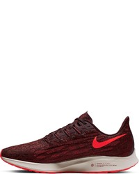 dunkelrote Sportschuhe von Nike