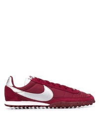 dunkelrote Sportschuhe von Nike