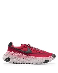 dunkelrote Sportschuhe von Nike