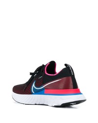 dunkelrote Sportschuhe von Nike