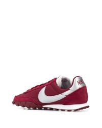 dunkelrote Sportschuhe von Nike