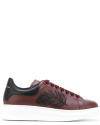 dunkelrote Turnschuhe von Alexander McQueen