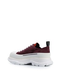 dunkelrote Wildleder niedrige Sneakers von Alexander McQueen