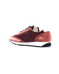 dunkelrote Wildleder niedrige Sneakers von Prada