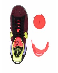 dunkelrote Wildleder niedrige Sneakers von Nike