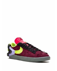 dunkelrote Wildleder niedrige Sneakers von Nike