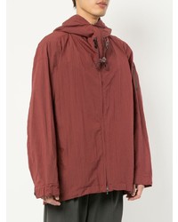 dunkelrote Windjacke von Kazuyuki Kumagai