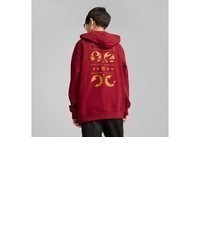 dunkelroter bedruckter Pullover mit einem Kapuze von Puma