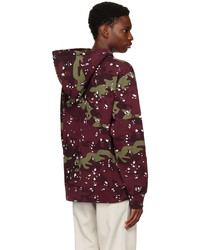 dunkelroter Camouflage Pullover mit einem Kapuze von MAISON KITSUNÉ