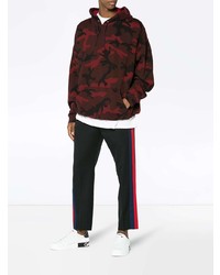 dunkelroter Camouflage Pullover mit einem Kapuze von Valentino