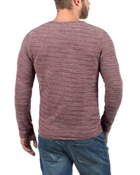 dunkelroter horizontal gestreifter Pullover mit einem Rundhalsausschnitt von Produkt