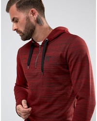 dunkelroter Pullover mit einem Kapuze