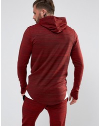 dunkelroter Pullover mit einem Kapuze