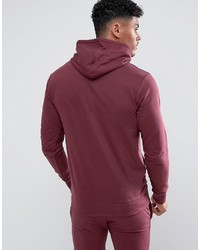 dunkelroter Pullover mit einem Kapuze