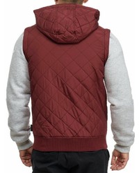 dunkelroter Pullover mit einem Kapuze von INDICODE