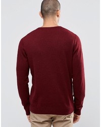 dunkelroter Pullover mit einem Rundhalsausschnitt